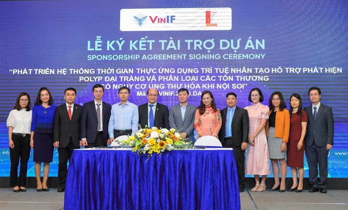 Tiến sĩ Đinh Viết Sang, Tiến sĩ, bác sĩ Đào Việt Hằng cùng cộng sự trong trong Lễ ký kết tài trợ Dự án Nghiên cứu Khoa học và Công nghệ năm 2020 do Quỹ Đổi mới sáng tạo Vingroup (VinIF) tổ chức.