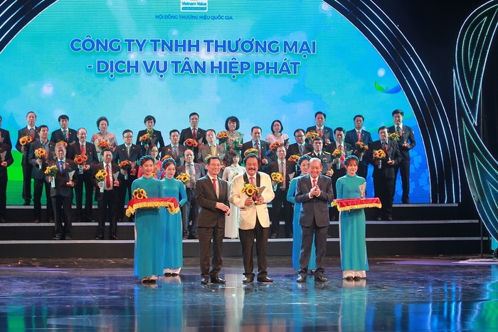 Ông Trần Quí Thanh vinh dự đón nhận Cup vinh danh Thương hiệu Quốc gia do Phó Thủ tướng Thường trực Chính phủ Trương Hòa Bình và Bộ trưởng Thông tin và Truyền thông Nguyễn Mạnh Hùng trao tặng.
