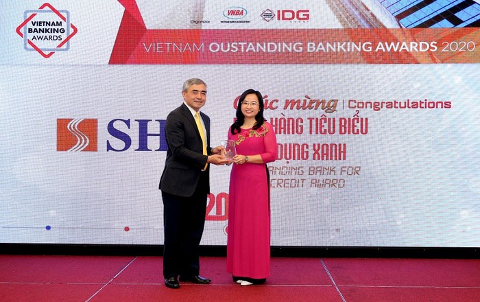 Đại diện Ngân hàng SHB, bà Ngô Thu Hà – Phó Tổng Giám đốc vinh dự nhận giải thưởng “Ngân hàng Tiêu biểu vì Tín dụng xanh”