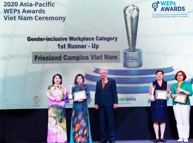 Bà Phan Nam Trân (thứ hai từ trái sang), Giám đốc Nhân sự FrieslandCampina Việt Nam nhận giải thưởng “Bình đẳng giới tại nơi làm việc”.
