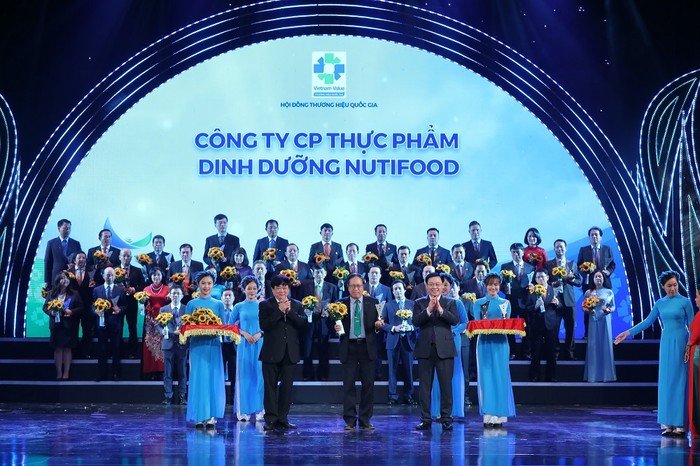 Ông Trương Hùng - Phó chủ tịch Hội đồng Quản trị NutiFood nhận giải thưởng Thương Hiệu Quốc Gia 2020.