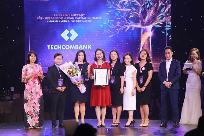 Lãnh đạo Techcombank nhận giải thưởng từ Ban tổ chức.