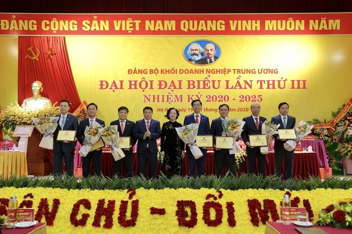 Đồng chí Trương Thị Mai, Ủy viên Bộ Chính trị, Bí thư Trung ương Đảng, Trưởng ban Dân vận Trung ương trao biểu trưng vinh danh các công trình tiêu biểu chào mừng Đại hội đại biểu toàn quốc lần thứ XIII của Đảng.