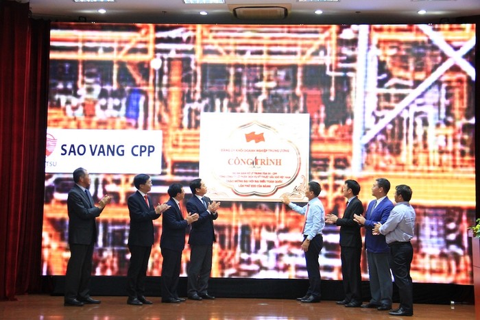 Lãnh đạo tỉnh Bà Rịa - Vũng Tàu, lãnh đạo Petrovietnam, PTSC thực hiện nghi thức gắn biển công trình Sao Vàng CPP.