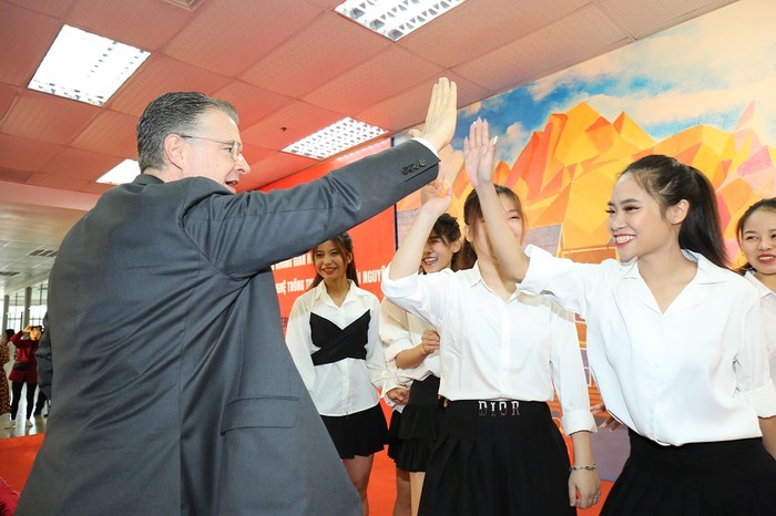 Sinh viên Đại học Thái Nguyên tự tin giao lưu cùng ngài Đại sứ Kritenbrink.