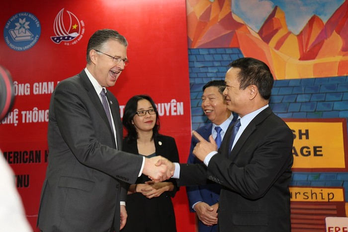 Ngài Đại sứ Kritenbrink và Giáo sư-Tiến sĩ Phạm Hồng Quang trao đổi bên lề của chương trình.