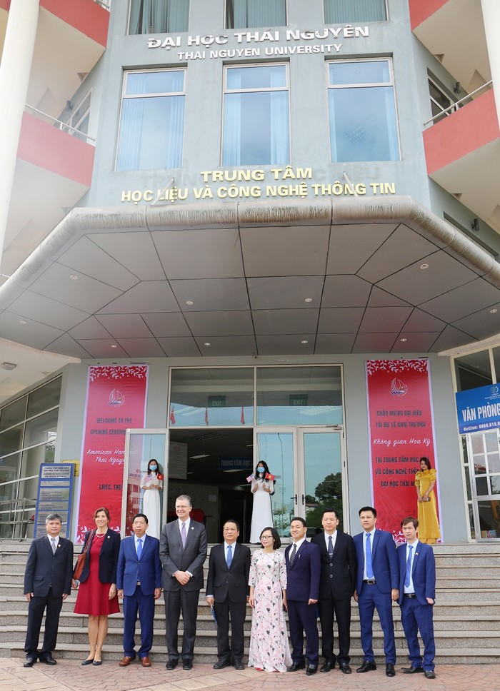 Ngài Đại sứ Kritenbrink chụp ảnh lưu niệm cùng lãnh đạo Đại học Thái Nguyên tại sảnh Trung tâm Học liệu và Công nghệ Thông tin – địa điểm đặt Không gian Hoa Kỳ.