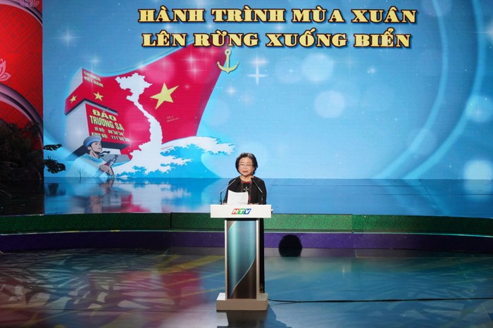 Bà Trương Mỹ Hoa – Chủ tịch Quỹ học bổng Vừ A Dính