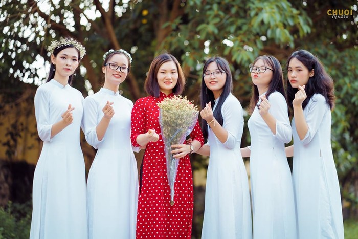 Cô Trần Thị Dung cùng các học sinh đạt giải Quốc gia môn Sinh học. (Ảnh: Nhân vật cung cấp)