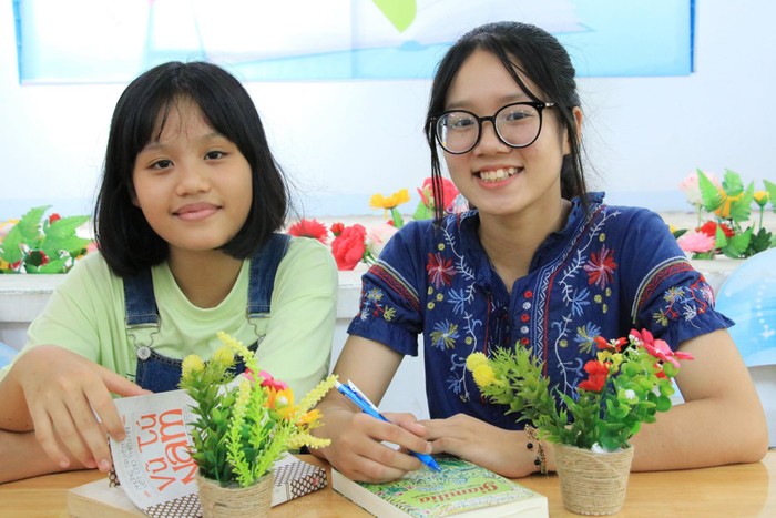Hai cô học trò nhỏ Võ Thị Kim Hòa và Trần Đăng Bảo Linh chia sẻ “hành trang của chúng em bước đi không có gì ngoài đam mê đọc sách”. (Ảnh: Nhân vật cung cấp)