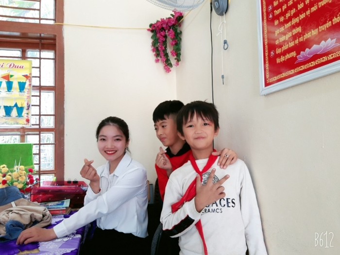 Tình yêu thương bình dị chính là thứ duy nhất cô giáo trẻ Đinh Thị Thủy, giáo viên Trường Tiểu học và Trung học Cơ sở Tô Múa làm hành trang gắn bó với giáo dục học sinh miền núi. (Ảnh C.K.A)