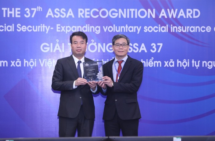 Ông Nguyễn Thế Mạnh thay mặt ASSA trao giải thưởng cho hạng mục &quot;Tiếp tục cải tiến cho Bảo hiểm xã hội Việt Nam&quot;