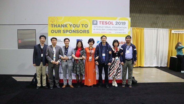 Cô giáo Bùi Thị Liên (áo dài) cùng đoàn Đại biểu Việt Nam tại Hội nghị toàn cầu về giảng dạy tiếng Anh, TESOL 2019, Atlanta, Hoa Kỳ. (Ảnh: Nhân vật cung cấp)