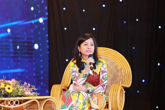 Bà Trần Uyên Phương - Đại diện đơn vị đồng hành cùng Giải thưởng thưởng Quả cầu vàng năm thứ 10.