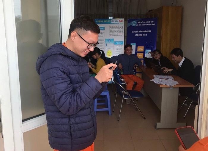 Người lao động Công ty Môi trường Hà Đông phấn khởi khi tra cứu được quá trình tham gia Bảo hiểm xã hội, Bảo hiểm y tế của bản thân trên điện thoại.