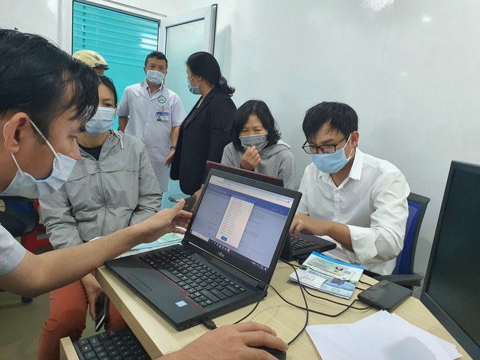 Cán bộ Bảo hiểm xã hội hỗ trợ người dân cài đặt, đăng ký ứng dụng VssID tại bệnh viện tỉnh Kon Tum.