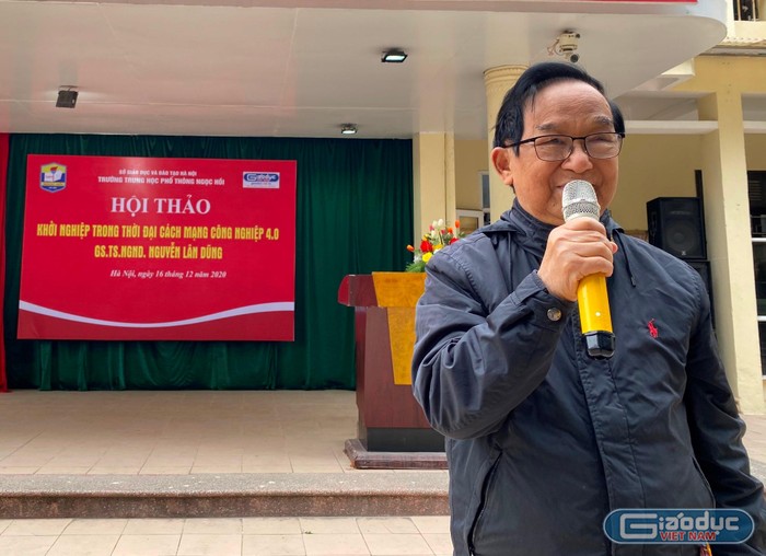 Giáo sư Nguyễn Lân Dũng chia sẻ về thách thức, cơ hội trong thời đại 4.0 (Ảnh: Phạm Minh)