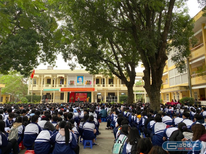 1750 học sinh Trường Trung học phổ thông Ngọc Hồi tham dự buổi hội thảo. Ảnh: Phạm Minh