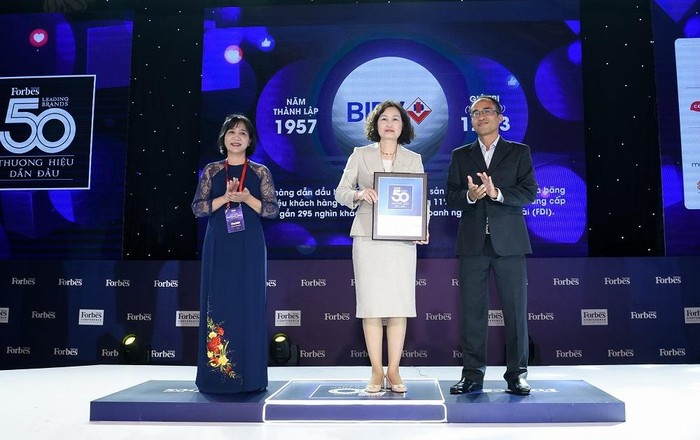Bà Nguyễn Thị Thu Hương - Ủy viên Hội đồng quản trị đại diện BIDV nhận chứng nhận vinh danh Top 50 Thương hiệu dẫn đầu 2020