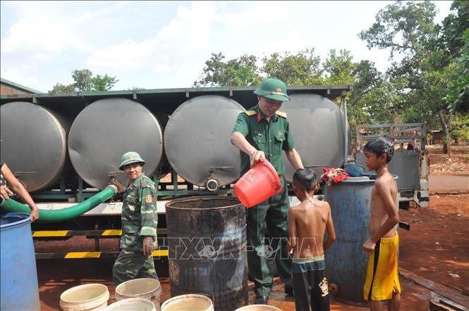 Trẻ em trong thôn, làng biên giới tỉnh Gia Lai có nước sạch để tắm nhờ sự hỗ trợ của đoàn viên thanh niên Công ty 72, Binh đoàn 15 tại xã Ia Nan, huyện Đức Cơ. Ảnh: Hồng Điệp/TTXVN