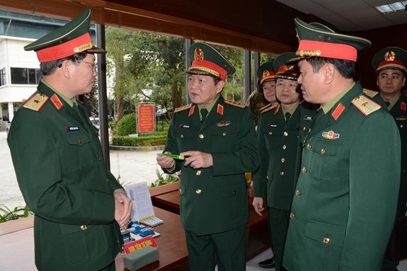 Đại tướng Ngô Xuân Lịch tham quan các mô hình, sáng kiến của ngành quân y, tháng 2/2020. (Ảnh: NGÔ DUY ĐÔNG).