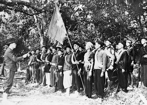 Đồng chí Võ Nguyên Giáp đọc 10 lời thề danh dự của Đội Việt Nam Tuyên truyền Giải phóng quân - tiền thân của Quân đội Nhân dân Việt Nam, tại lễ thành lập Đội trong khu rừng Trần Hưng Đạo, Cao Bằng ngày 22/12/1944. Ảnh: TL