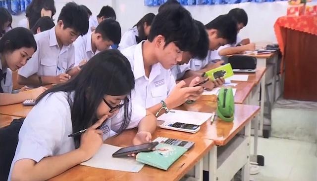 Quy định cho học sinh sử dụng điện thoại trong giờ học vẫn gây ra nhiều ý kiến trái chiều. (Ảnh minh họa: VTV)
