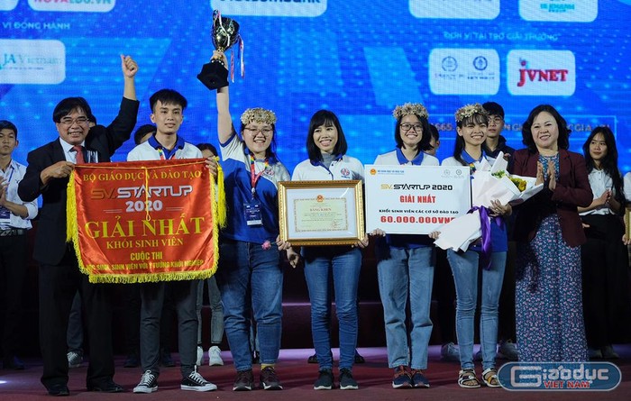 Nhóm sinh viên Đại học Sư phạm Kỹ thuật thành phố Hồ Chí Minh giành giải nhất cuộc thi SV-STARTUP 2020 với ý tưởng làm giấy từ thân cây chuối. Ảnh: Đình Hùng