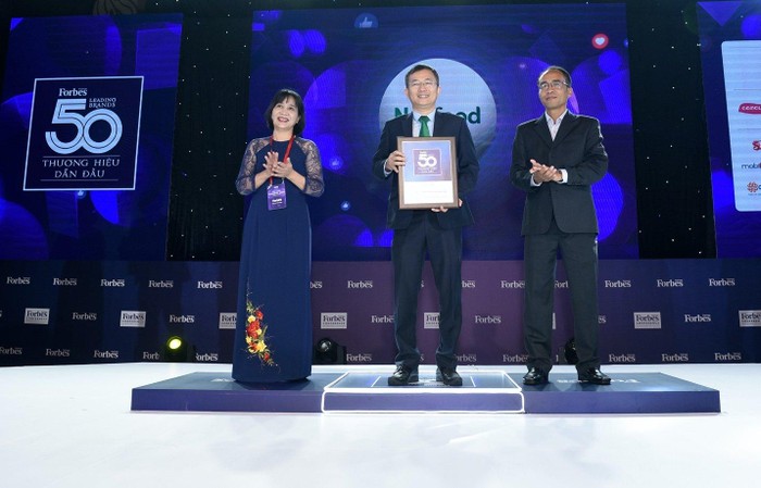 Bác sĩ Mai Thanh Việt – Giám đốc Tiếp thị Cấp cao đại diện Nutifood nhận giải thưởng 50 thương hiệu dẫn đầu