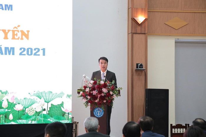 Tổng Giám đốc Bảo hiểm xã hội Việt Nam - ông Nguyễn Thế Mạnh báo cáo tại hội nghị.
