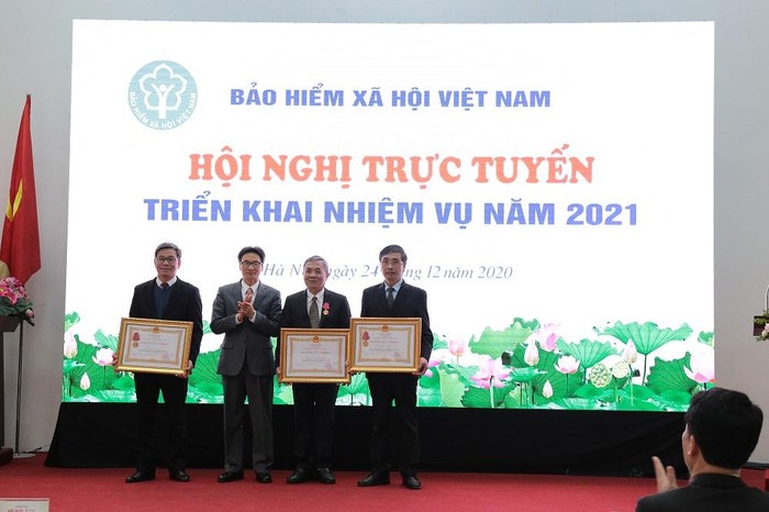 Thừa uỷ quyền của Chủ tịch nước, Uỷ viên Ban chấp hành Trung ương Đảng, Phó Thủ tướng Chính phủ Vũ Đức Đam đã trao tặng Huân chương Lao động hạng Nhất, Nhì, Ba cho 03 tập thể và cá nhân của Bảo hiểm xã hội Việt Nam.