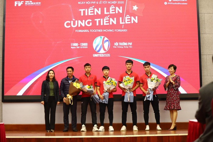 Bà Phan Thu Hương, Tổng Giám đốc PVF (ngoài cùng bên phải) và bà Nguyễn Thị Mỹ Dung, Phó Tổng Giám đốc PVF (ngoài cùng bên trái) bàn giao cầu thủ cho Câu lạc bộ bóng đá SHB Đà Nẵng.