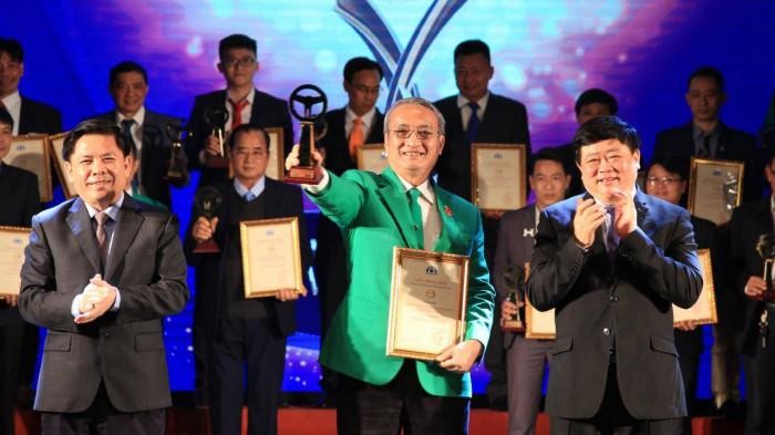 Bộ trưởng Nguyễn Văn Thể và ông Nguyễn Thế Kỷ, Tổng giám đốc Đài Tiếng nói Việt Nam trao giải thưởng cho các tập thể đoạt giải.