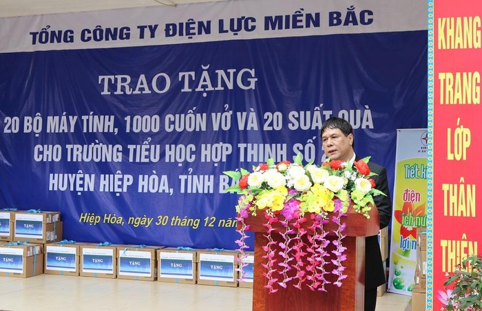 Ông Hồ Mạnh Tuấn - Thành viên Hội đồng thành viên EVNNPC phát biểu tại buổi lễ trao tặng.