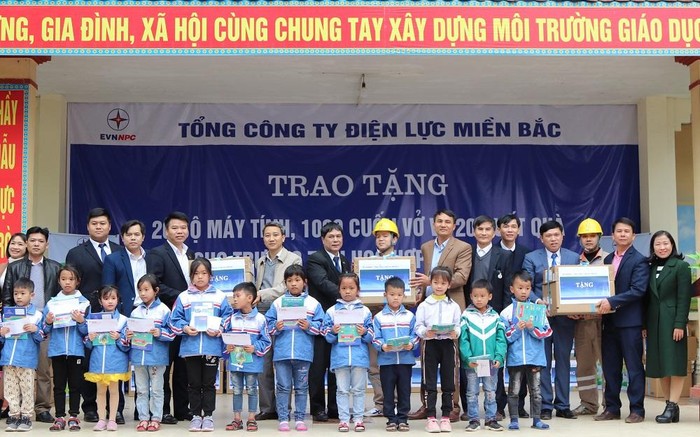 Ông Hồ Mạnh Tuấn - Thành viên Hội đồng thành viên EVNNPC trao tặng 20 bộ máy tính và 1.000 cuốn vở trị giá 300 triệu đồng cho nhà trường.