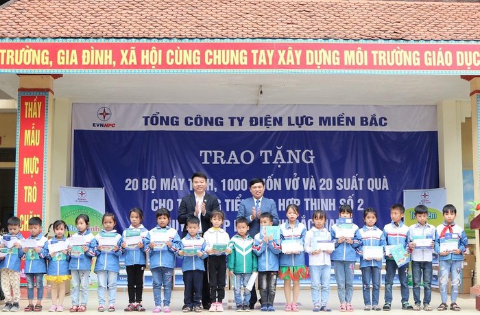 Ông Trịnh Quang Minh - Chủ tịch Công đoàn và ông Nguyễn Văn Tin - Trưởng ban Truyền thông trao tặng 20 suất quà cho các cháu có hoàn cảnh khó khăn.