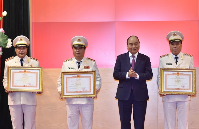 Thủ tướng trao Huân chương Quân công hạng Nhất cho các cá nhân xuất sắc. Ảnh: VGP/Quang Hiếu.