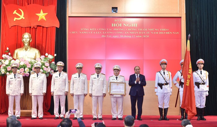 Thủ tướng trao Huân chương Chiến công hạng Nhất cho Bộ Công an. Ảnh: VGP/Quang Hiếu.