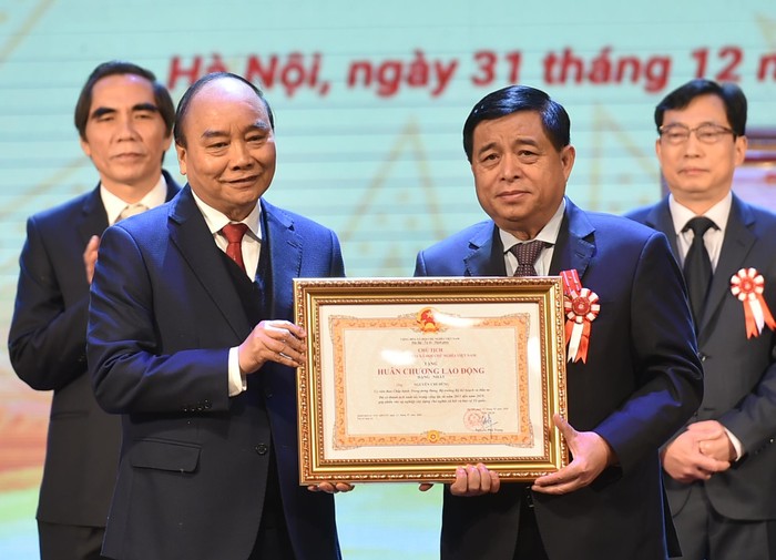 Thủ tướng Nguyễn Xuân Phúc trao Huân chương Lao động hạng Nhất cho Bộ trưởng Nguyễn Chí Dũng. (Ảnh: VGP/Quang Hiếu)