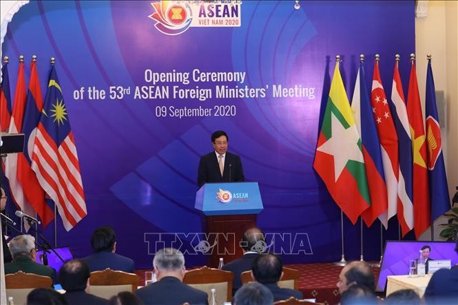 Phó Thủ tướng, Bộ trưởng Bộ Ngoại giao Phạm Bình Minh, Chủ tịch Uỷ ban Quốc gia ASEAN 2020 phát biểu khai mạc Hội nghị Bộ trưởng Ngoại giao ASEAN lần thứ 53 (AMM 53). Ảnh: Lâm Khánh/TTXVN