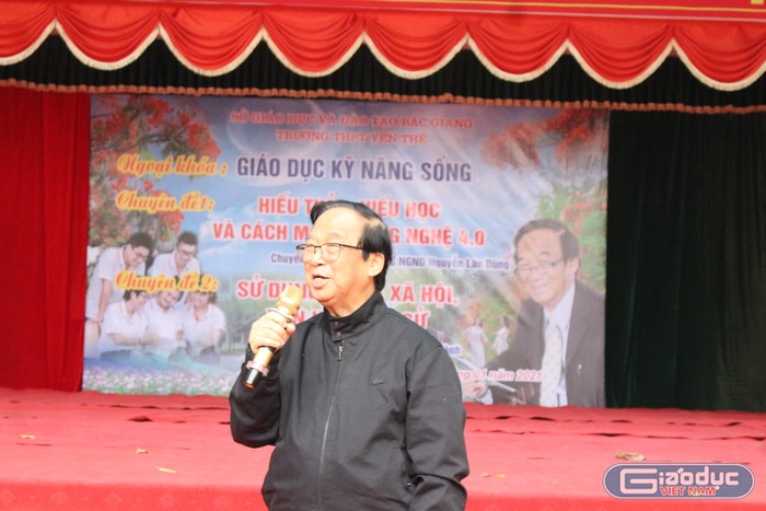 Giáo sư Nguyễn Lân Dũng trò chuyện trong buổi hội thảo (ảnh: Trung Dũng)