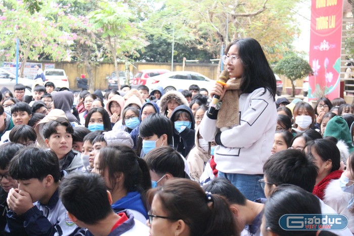 Học sinh hỏi giáo sư Nguyễn Lân Dũng: Làm gì để trở thành người tự do (ảnh: Trung Dũng)