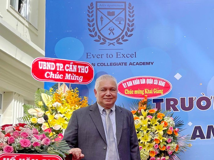 Ông J.P.Guill Tổng giám đốc Aston Việt Nam phát biểu tại Lễ Khai mạc Trường Mẫu giáo Song ngữ Hoa Kỳ tại Cần Thơ
