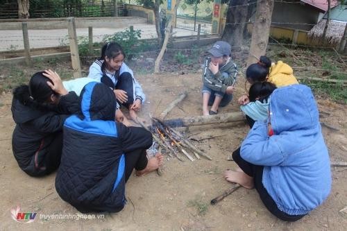 Học sinh ở Con Cuông, Nghệ An đang đốt lửa sưởi ấm trong giá rét (Ảnh: Báo Nghệ An)