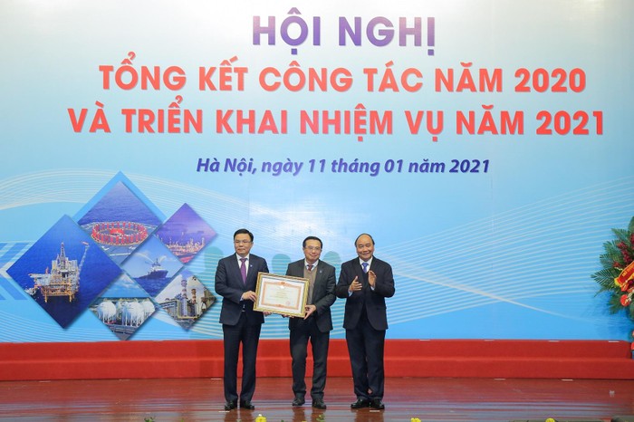 Thủ tướng Nguyễn Xuân Phúc trao tặng Bằng khen của Thủ tướng Chính phủ cho Tập đoàn Dầu khí Việt Nam.