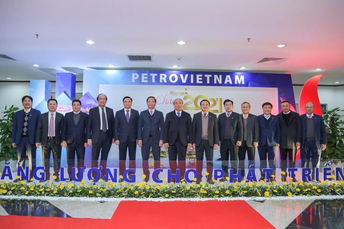 Thủ tướng Nguyễn Xuân Phúc và lãnh đạo bộ, ngành, Trung ương chụp ảnh lưu niệm với lãnh đạo Petrovietnam.