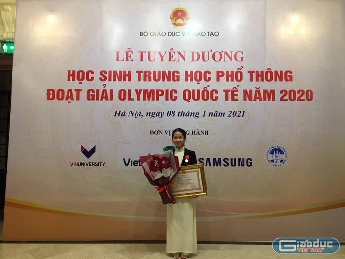 Em Đàm Thị Minh Trang đã vinh dự được Thủ tướng Chính phủ Nguyễn Xuân Phúc trao tặng Huân chương Lao động hạng Nhì tại Lễ Tuyên dương học sinh trung học phổ thông đoạt giải Olympic quốc tế năm 2020. (Ảnh: Đình Hùng)