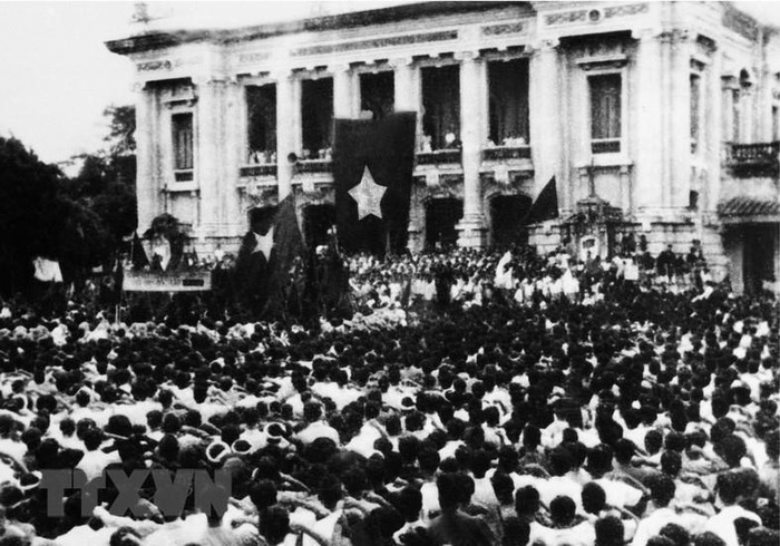 Ngày 19/8/1945, cả Thủ đô ngập tràn cờ đỏ sao vàng. Hàng chục vạn người dân ở Hà Nội và các tỉnh lân cận theo các ngả đường kéo về quảng trường Nhà hát Lớn Hà Nội dự cuộc mít tinh lớn chưa từng có của quần chúng cách mạng, hưởng ứng cuộc Tổng khởi nghĩa giành chính quyền. (Ảnh Tư liệu TTXVN)