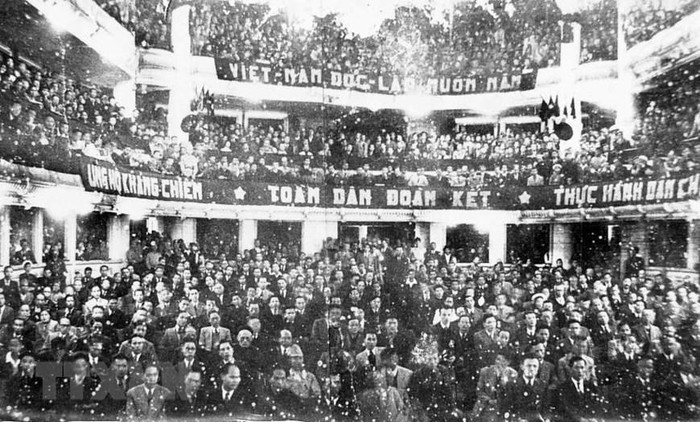 Ngày 6/1/1946, công dân Việt Nam từ 18 tuổi trở lên trên khắp cả nước đã đi bầu cử đại biểu Quốc hội lần đầu tiên, đánh dấu sự khai sinh Quốc hội nước Việt Nam Dân chủ Cộng hòa. Trong ảnh: Quang cảnh khai mạc kỳ họp thứ nhất, Quốc hội khóa I (2/3/1946). (Ảnh: Tư liệu TTXVN)