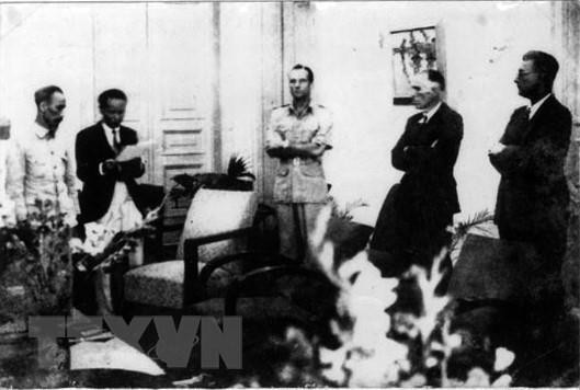 Ngày 6/3/1946, tại Hà Nội, Chủ tịch Hồ Chí Minh và J. Sainteny - đại diện 2 Chính phủ ký &apos;Hiệp định Sơ bộ,&apos; tạm hòa hoãn với Pháp để gạt quân Tưởng ra khỏi đất nước, tránh đối phó cùng lúc nhiều kẻ thù nguy hiểm. (Ảnh: Nguyễn Bá Khoản/TTXVN phát)